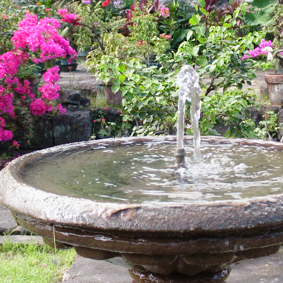 Service de création de bassin et de fontaine d’eau extérieur à Laval sur la Rive-Nord, Lanaudière ou dans Les Laurentides / Paysagiste Rive-Nord